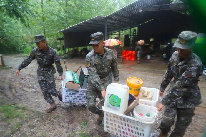 闻令而动，武警官兵抗洪救灾冲锋在前