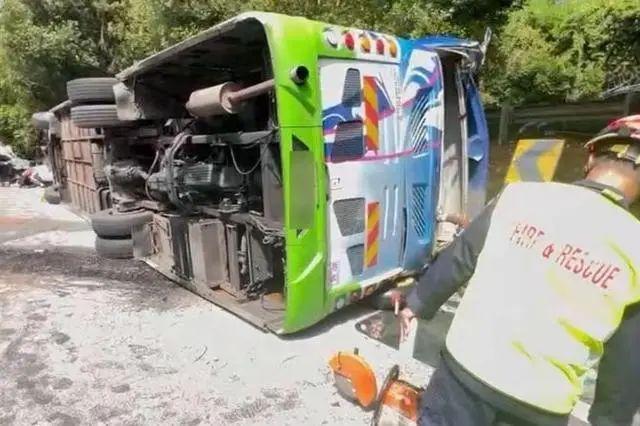 马来西亚旅游巴士翻覆，2名中国公民不幸遇难！媒体：车上18名游客来自云南
