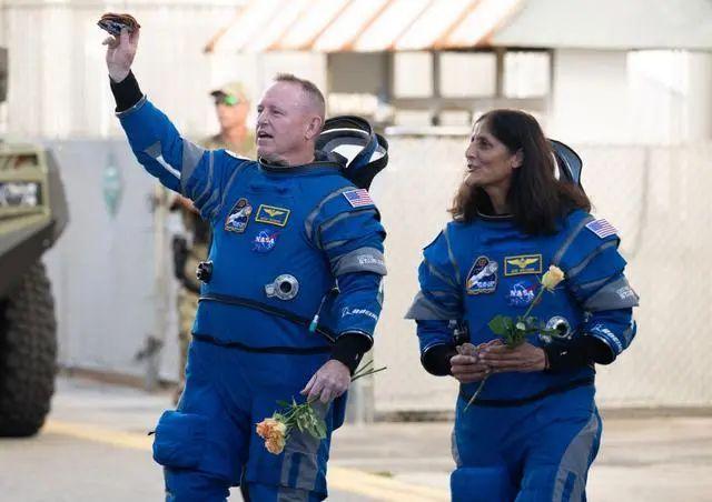 美国航天局否认两名宇航员被困太空