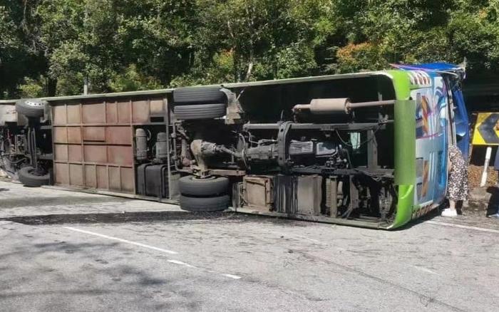 马来西亚一旅游巴士翻覆2名中国人遇难，当地：司机曾无证驾驶