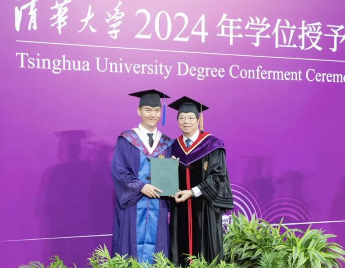 37岁圆梦清华的梁江波毕业，系清华首位全盲研究生毕业生
