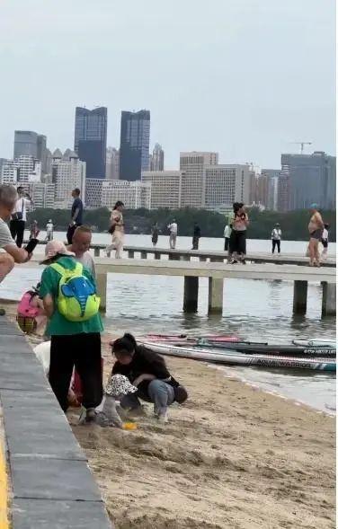 凌波门入夜“小孩扎堆玩水”，东湖风景区回应