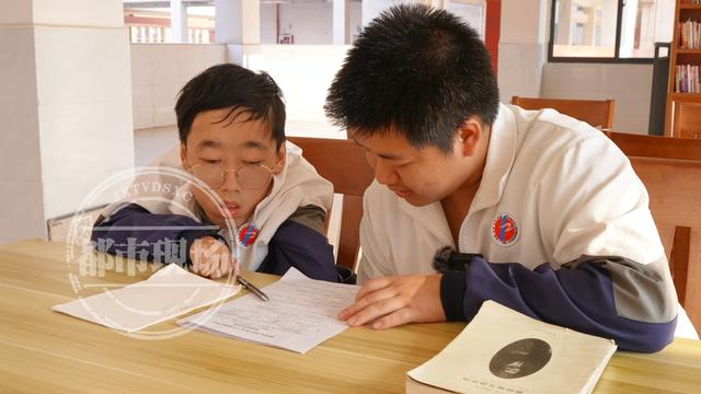 背脑瘫同学十年的朱金祥 高考“上岸”了