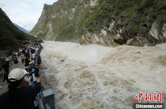 云南香格里拉虎跳峡景区江水澎湃吸引游客