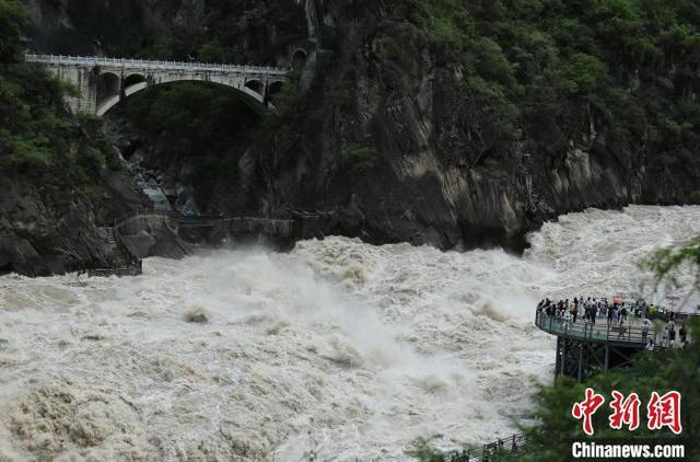 云南香格里拉虎跳峡景区江水澎湃吸引游客