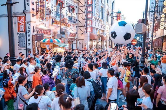 郑州：点亮夏日夜经济 电影小镇暑期活动启幕