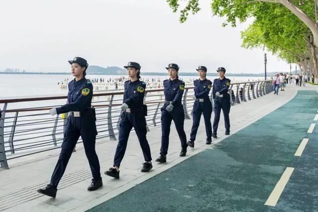 凌波门入夜“小孩扎堆玩水”，东湖风景区回应