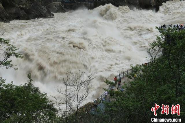 云南香格里拉虎跳峡景区江水澎湃吸引游客