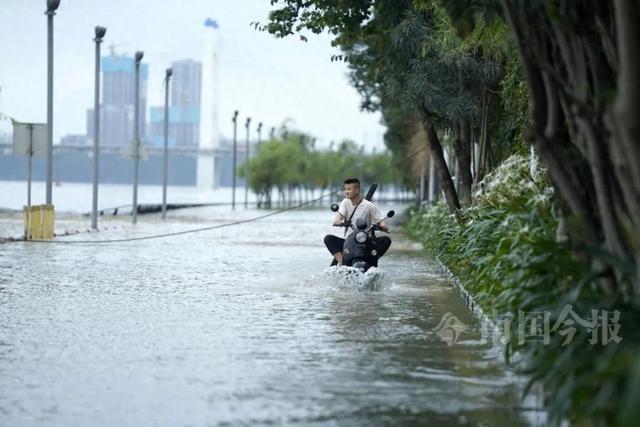 涨得快，柳江河亲水平台已被淹！一村庄遭洪水袭击，多间房屋倒塌