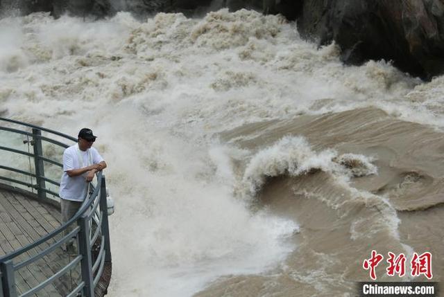 云南香格里拉虎跳峡景区江水澎湃吸引游客