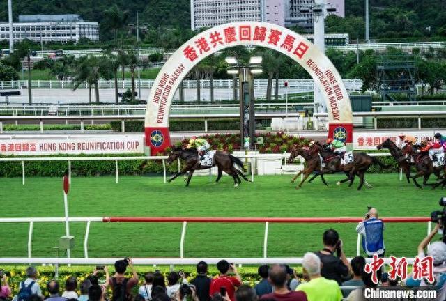 特写：香港回归日“马照跑” 万人齐聚盛况空前