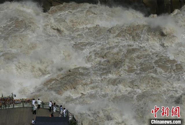 云南香格里拉虎跳峡景区江水澎湃吸引游客