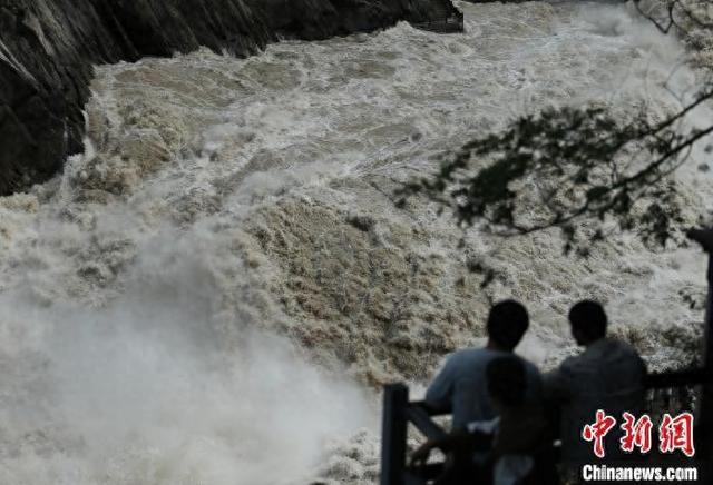 云南香格里拉虎跳峡景区江水澎湃吸引游客