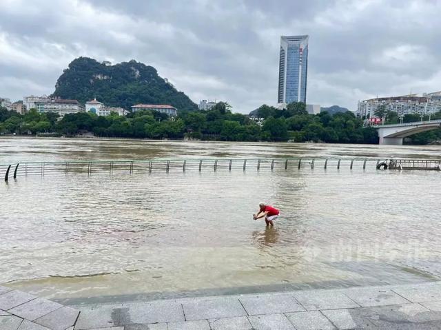 涨得快，柳江河亲水平台已被淹！一村庄遭洪水袭击，多间房屋倒塌