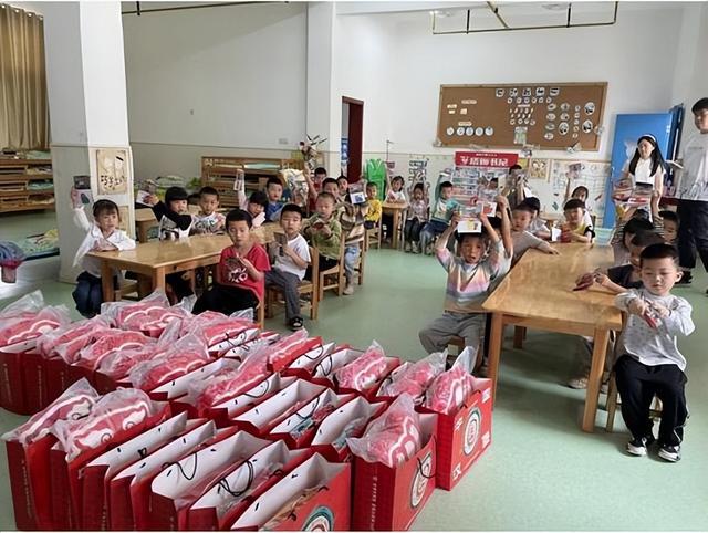 塔斯汀中国汉堡传递爱心 点亮孩子们的阅读梦想