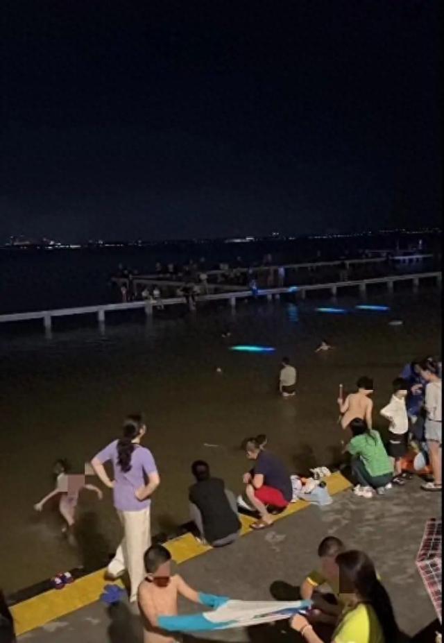 凌波门入夜“小孩扎堆玩水”，东湖风景区回应