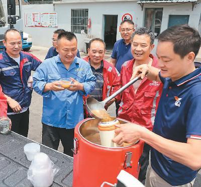 呵护高温下的坚守者