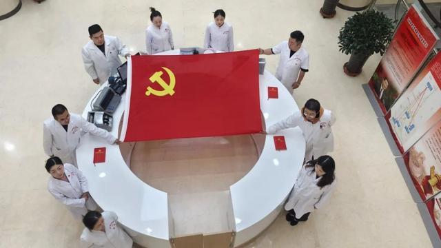 【庆“七一”系列活动展示】西宁市口腔医院开展“我和党旗合个影，心里有话对党说”活动