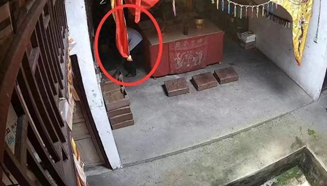 赣州一男子竟在寺庙把功德箱当成自己的“提款机”，警方：拘！