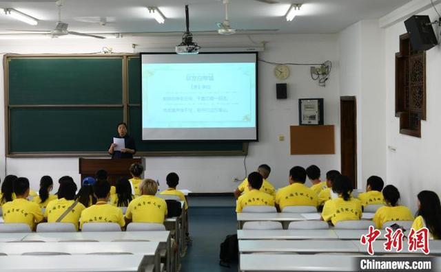 华裔青少年重庆学习古诗词 品味中华文化之美