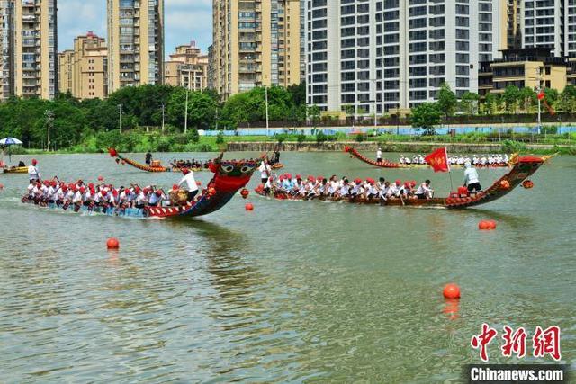 福建仙游：民俗“爬龙船”热闹上演