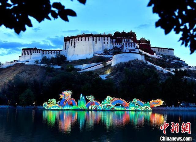 西藏拉萨：布达拉宫脚下点亮“秦淮灯会”