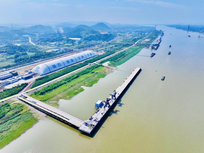 长江中上游首个全封闭气膜散货堆场交工验收