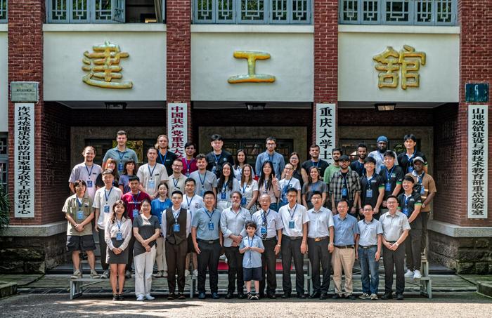 国外学子研学重庆 体验土木工程的“中国技术”