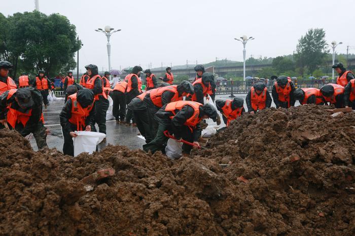 武警九江支队：构筑子堤转移被困群众