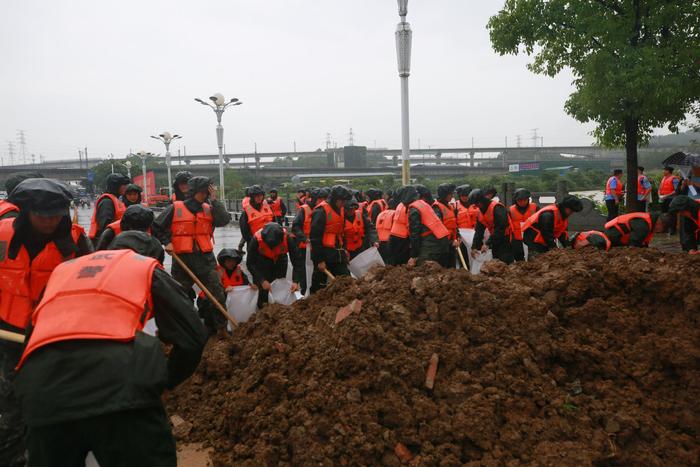 武警九江支队：构筑子堤转移被困群众