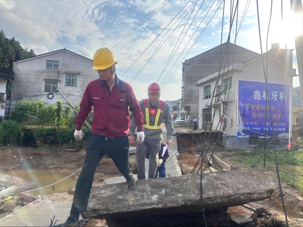 湖南平江洪灾过后：电力工人翻山越岭争分夺秒抢通电力“生命线”