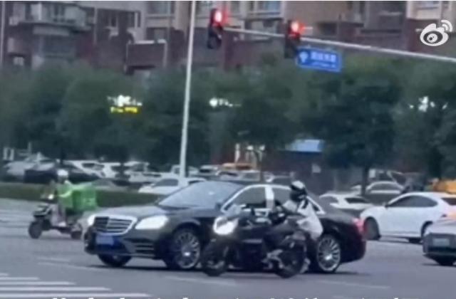 一男子驾车拖拽摩托车骑手，北京警方：行拘！