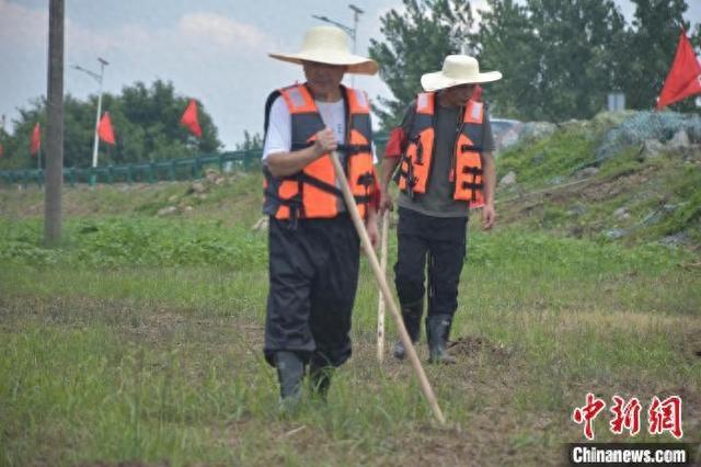 直击江西九江江洲镇抗洪现场 父老乡亲齐上阵