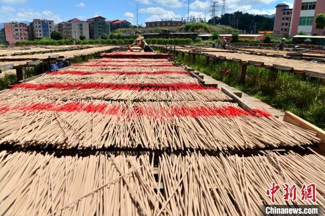 “中国香都”福建永春：晴天晒香忙