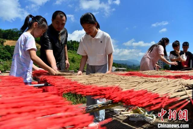 “中国香都”福建永春：晴天晒香忙