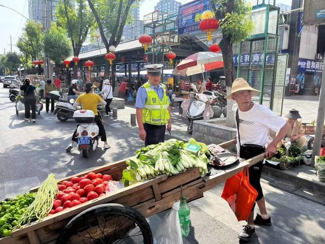 安康汉滨公安交警清理整治“马路市场”，还路于民保畅通!