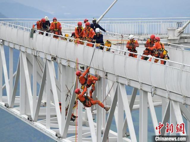 吉林森林消防开展高空绳索救援比武