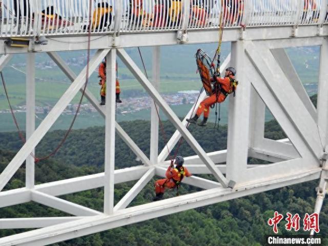 吉林森林消防开展高空绳索救援比武