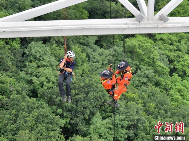 吉林森林消防开展高空绳索救援比武