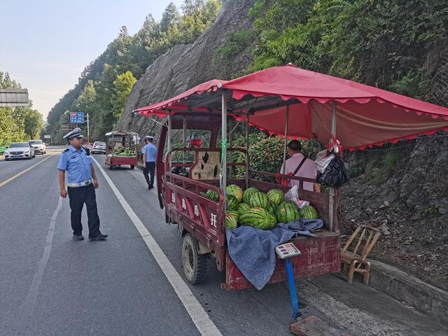 安康汉滨公安交警清理整治“马路市场”，还路于民保畅通!