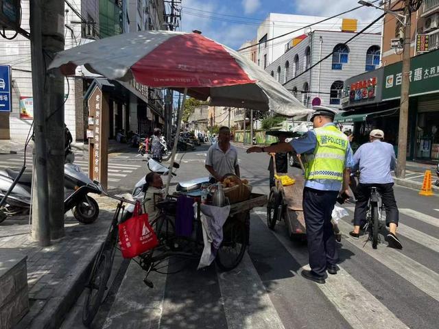 安康汉滨公安交警清理整治“马路市场”，还路于民保畅通!