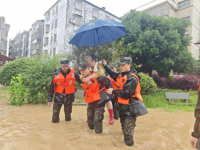 武警九江支队：构筑子堤转移被困群众