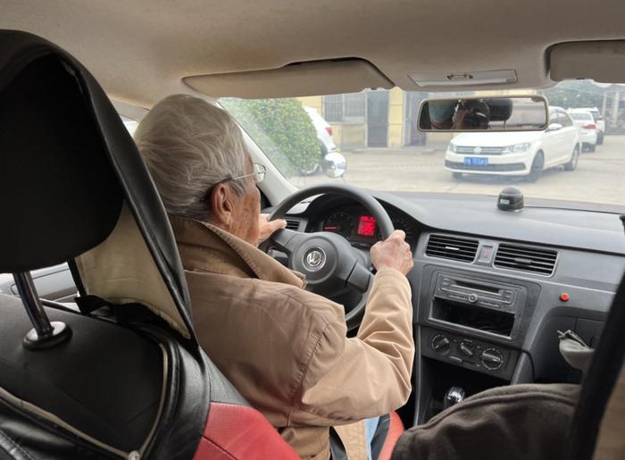 上海96岁老伯因身体原因放弃驾考，教练：活到老学到老的精神值得点赞