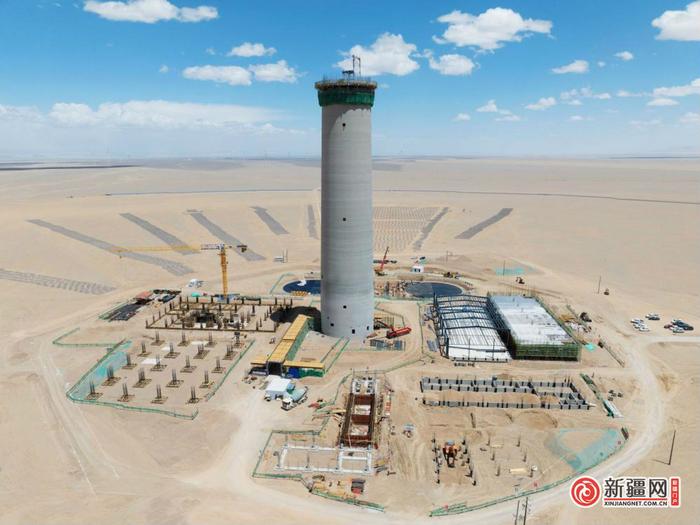 新疆若羌：中电建若羌光热项目吸热塔成功浇筑至100米