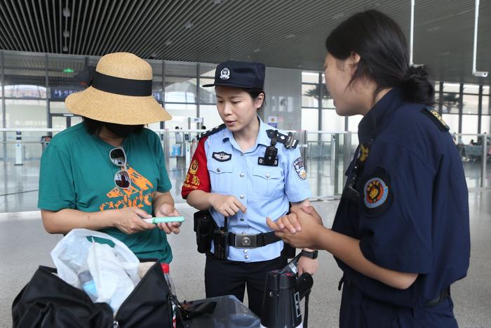 天津铁警开展夏季治安整治行动：严打霸座、猥亵和强讨等行为