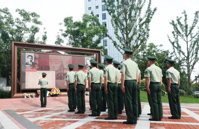 陈延年烈士牺牲97周年，延乔路路牌下摆满鲜花……