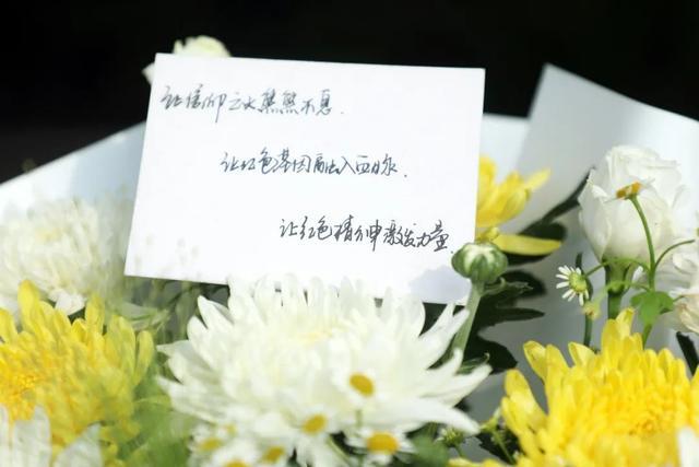 陈延年烈士牺牲97周年，延乔路路牌下摆满鲜花……