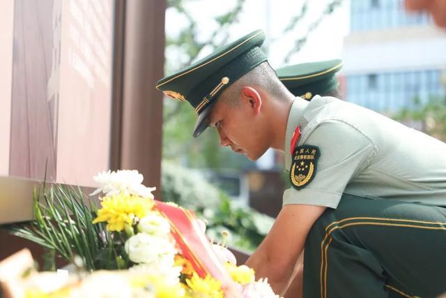 陈延年烈士牺牲97周年，延乔路路牌下摆满鲜花……