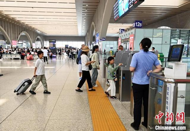 河北石家庄站迎暑运探亲流、旅游流、学生流