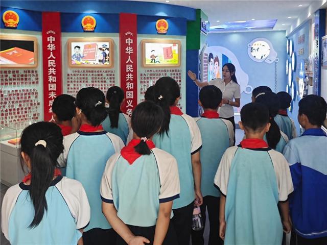 杭锦后旗开启“体验式”学法研学之旅